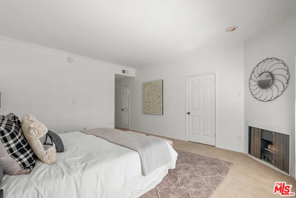 10654 Eastborne Avenue 102, Los Angeles, California 90024 home-pic-15